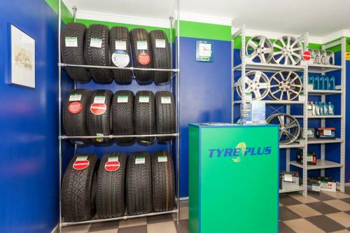 56 плюс. Шинный центра Tyre Plus Томск. Tyre Plus Электродная. Таер плюс Орск. Стенд Tyre Plus.